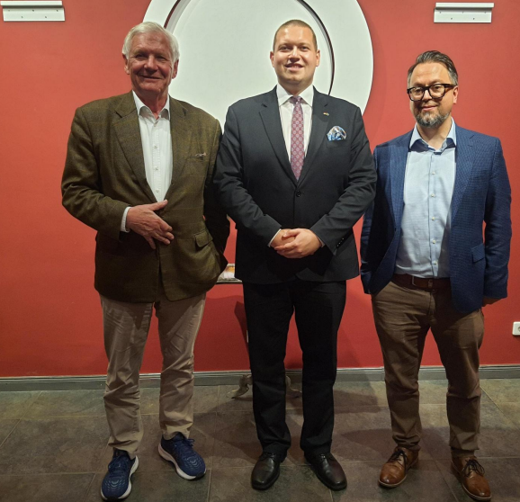Kontinuität und Erneuerung im Deutsch-Aserbaidschanischen Forum – V.l.: Staatssekretär a.D. Hanns-Eberhard
Schleyer (Vorstandsvorsitzender 2013-2025), Urs Unkauf (Vorstandsvorsitzender seit Juli 2025), Rechtsanwalt Parvis Yazdani (Geschäftsführer).